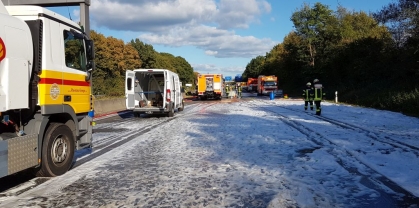 eures-autobahnreinigung Eures • Lkw und Feuerwehr im Einsatz auf schäumender Autobahn.