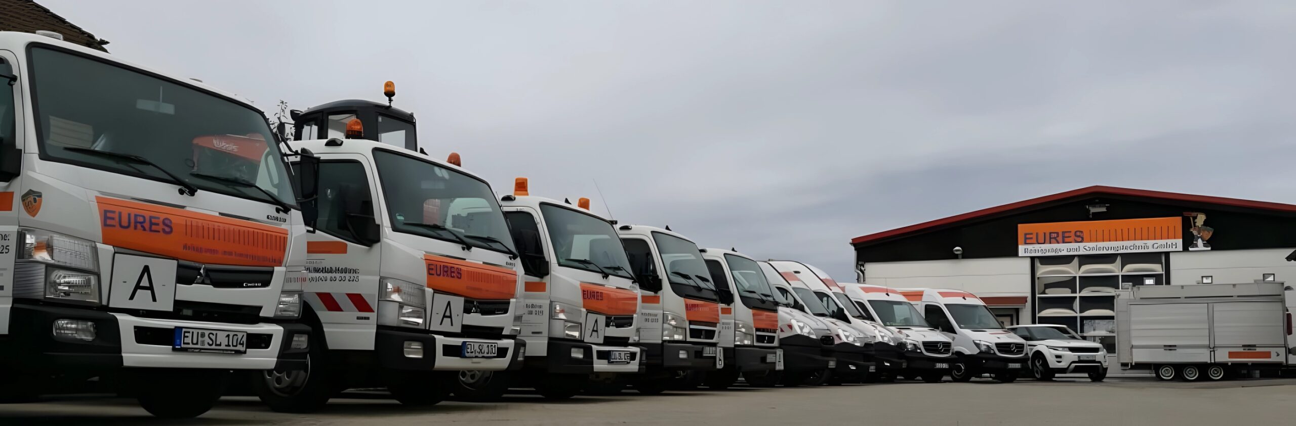 eures-fahrzeuge-flotte Eures • Flotte von EURES Nutzfahrzeugen vor der Firmenzentrale.