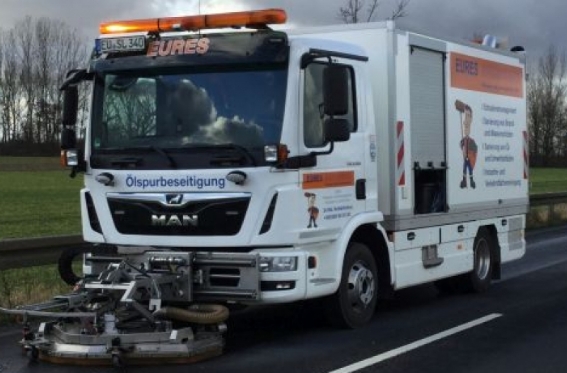 eures-oelspurbeseitigung-fahrzeug-start Eures • Ölspur-Beseitigungsfahrzeug auf Straße mit Reinigungstechnik.