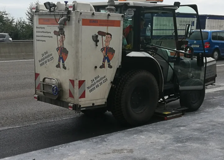 eures-startseite-industrie-verkehrsflaechenreinigung Eures • Bagger auf Autobahn für Straßeninstandhaltung im Einsatz.