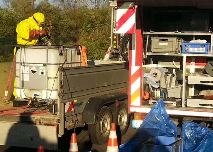 eures-startseite-oel-umwelt Eures • Einsatz von Fachkräften bei Gefahrgutentsorgung auf Baustelle.