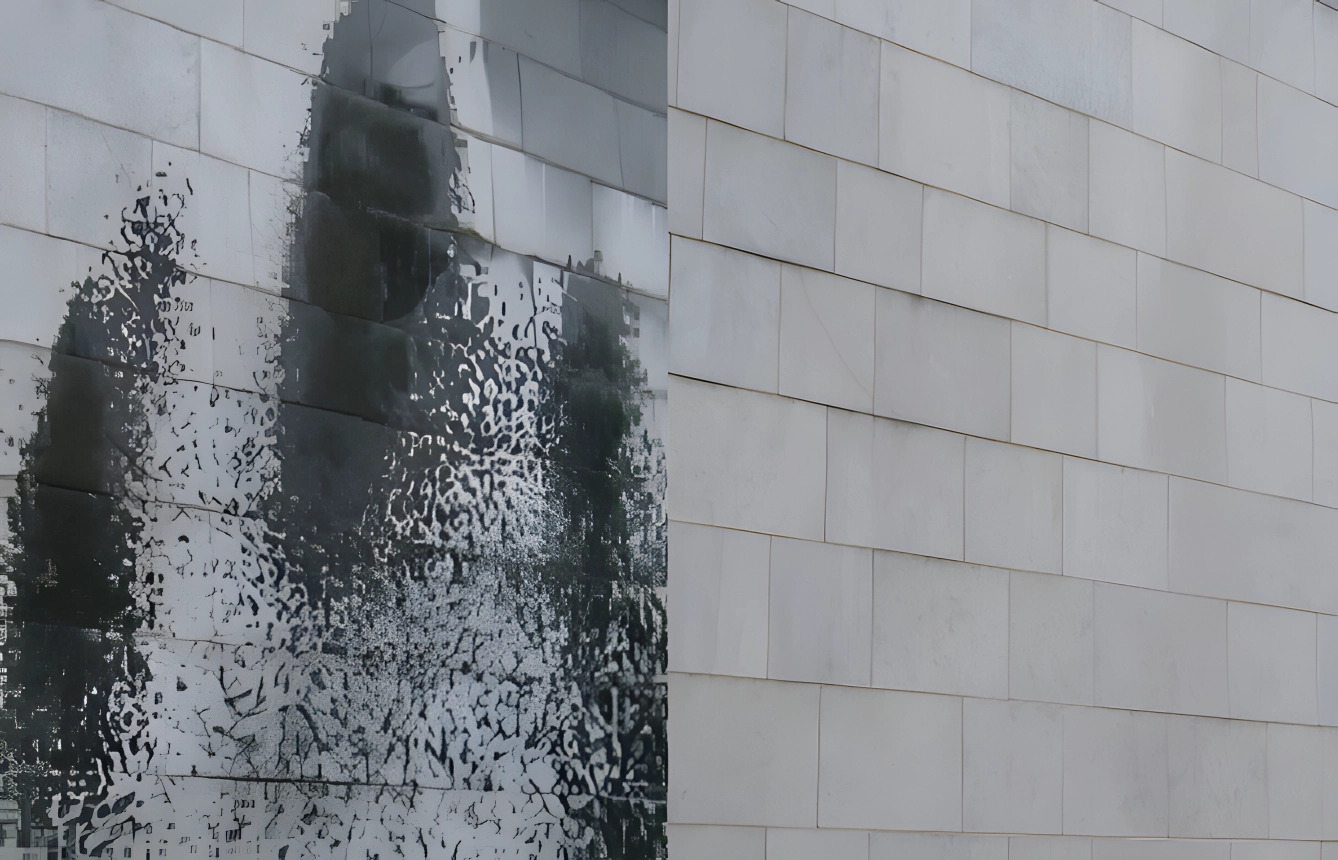 Eures • Verzerrte Reflexionen auf moderner, hellgrauer Wandstruktur.